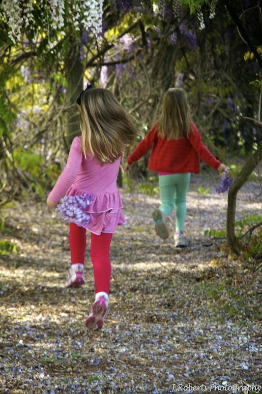 Little girls running - family portrait photography